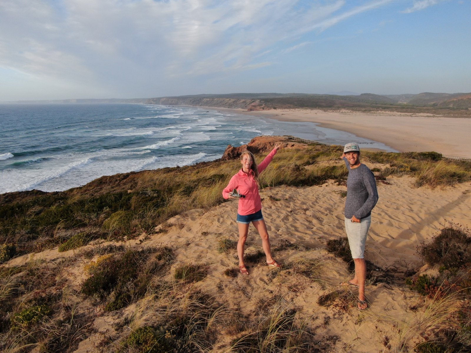 Nicole en Stijn lachend aan de Portugese kust
